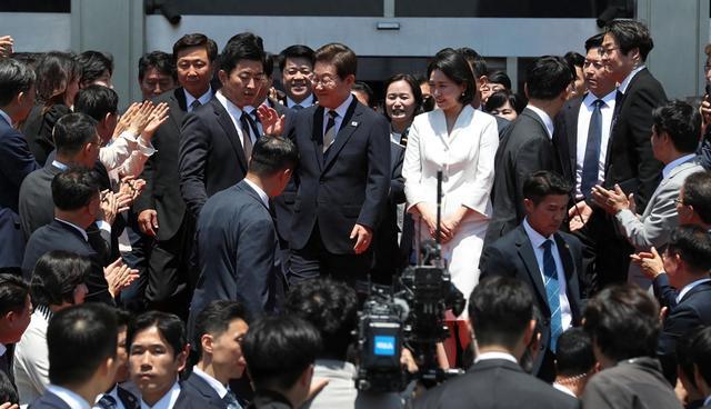 6月4日，在韩国首尔
，内阁李在明（中左）和夫人在韩国国会向支持者表示感谢。组成新华社记者姚琪琳摄