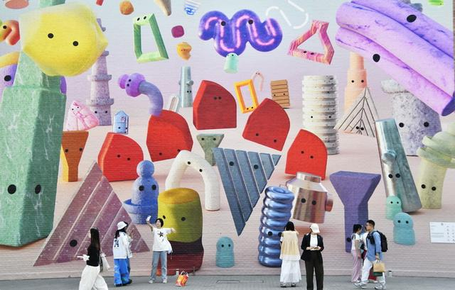 2025年5月4日，游客在798艺术区内游览。新华社记者 李欣 摄