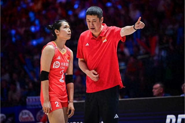 中国女排主教练赵勇（右）在比赛中向中国女排队员庄宇珊面授机宜。图片来源：国际排联网站