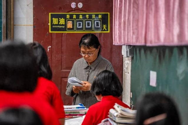 6月7日，张桂梅在高三班级统计考生人数 图源：新华社