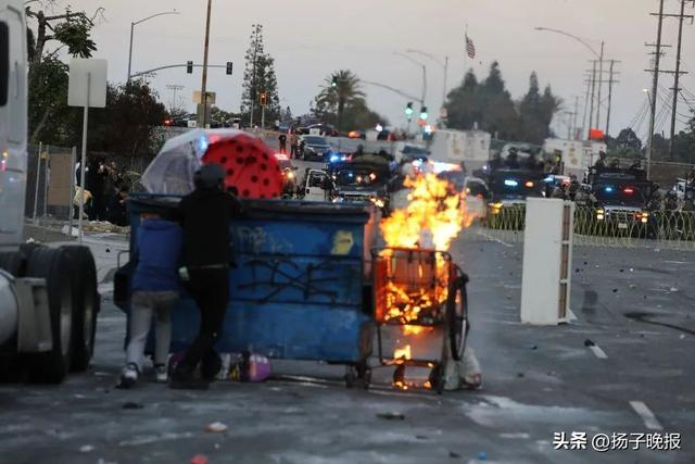 示威人群与洛杉矶县警员在一处街道对峙。新华社发（邱晨摄）