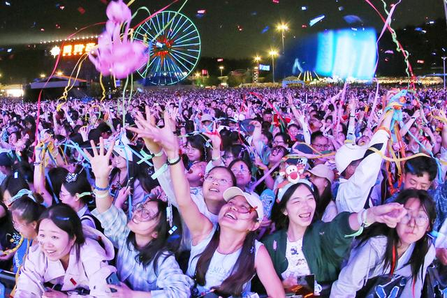 2025年5月1日晚，人们在江苏常州太湖湾音乐节上欢呼。新华社发（陈暐摄）