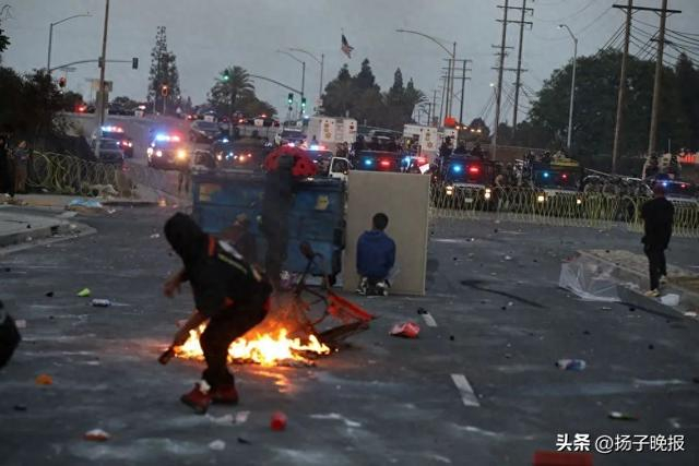 示威者与警方对峙现场。新华社发（邱晨摄）