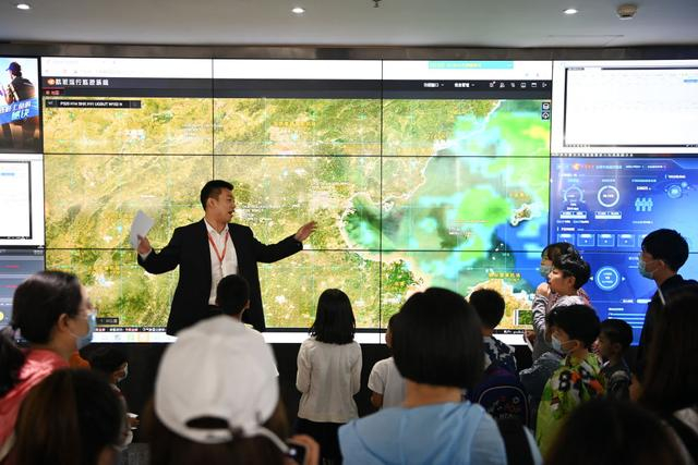 2021年5月29日，天津航空在天航基地和乘务员培训基地举办第七届儿童开放体验日活动。（新华社记者 李然 摄）