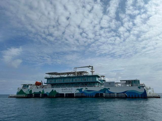 这是近期拍摄的普盛海洋半潜式养殖旅游平台“龙栖湾公主号”。新华社记者王存福 摄