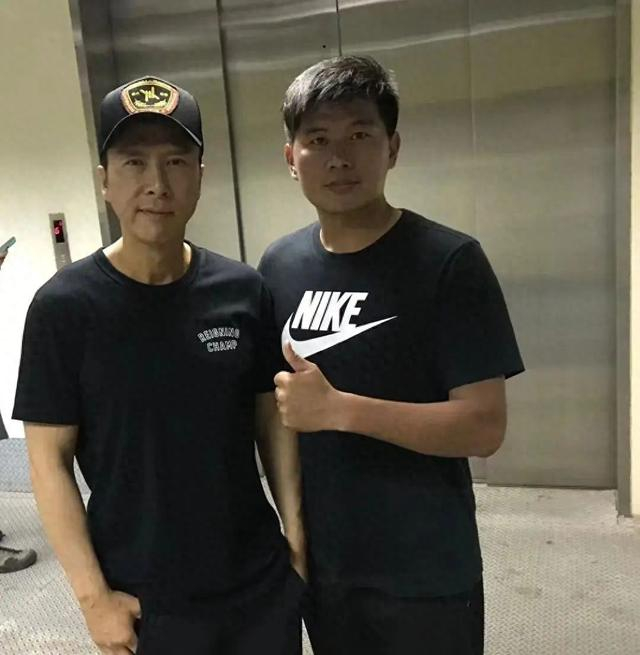 周伟主页晒出参演《怒火重案》时和甄子丹合影（图源周伟“尾巴”抖音主页） 