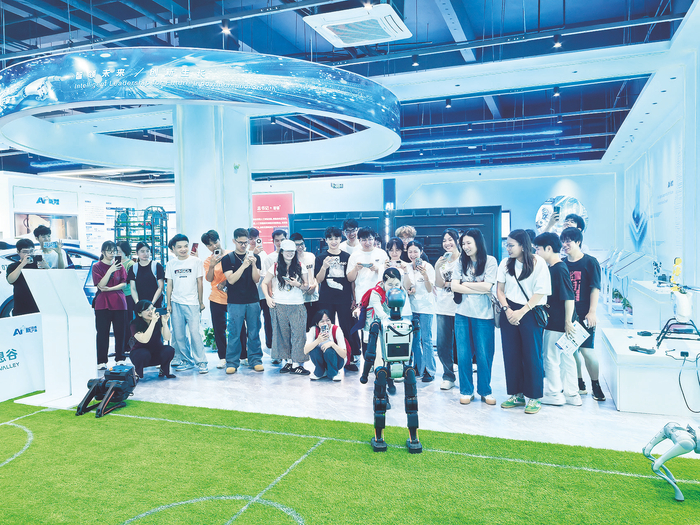    AI+新技术新产品展示交易厅吸引众多市民游客前来参观体验。    （黄运泰 摄）