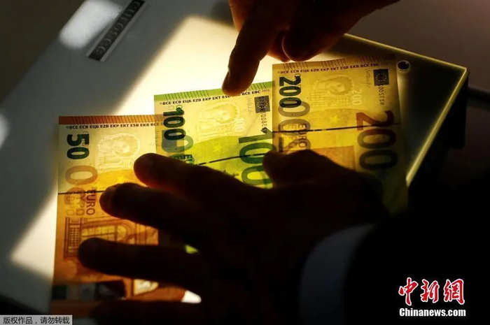 资料图：欧洲央行总部相关负责人向媒体公开展示了新版100欧元和200欧元钞票的防伪特征。