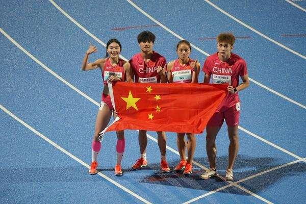 韩国龟尾田径亚锦赛，由梁宝棠、吴洪娇、艾力西尔、刘英兰组成的中国队夺得4×400米混合接力银牌。中国田径协会供图