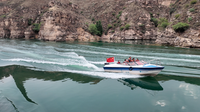 端午假期，游客在老牛湾乘风破浪。（资料图）