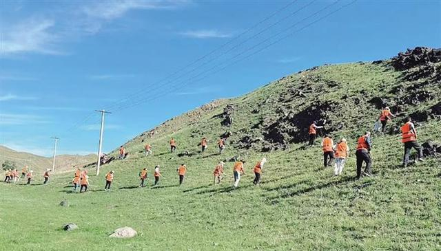 武川县人工撒播草种。（资料图）