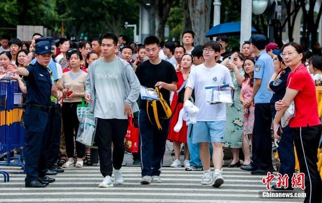 6月7日,湖北武汉,在武汉市第四中学考点,考生进入考场。中新社记者 张畅 摄