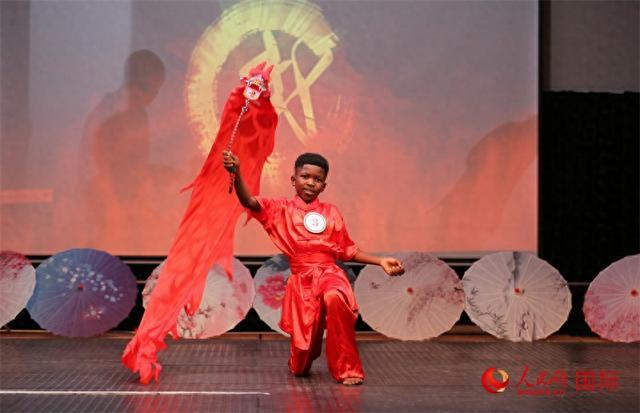 博茨瓦纳小学生舞龙表演。人民网 米特哈·恩古巴瓦纳摄