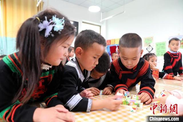 图为茗新村儿童在幼儿园课堂上拼积木。 王磊 摄