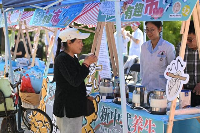 2025年5月11日，市民在天津市中医文化市集西青站暨“百市千县”中医药文化惠民活动现场品尝养生饮品。新华社记者 李然 摄