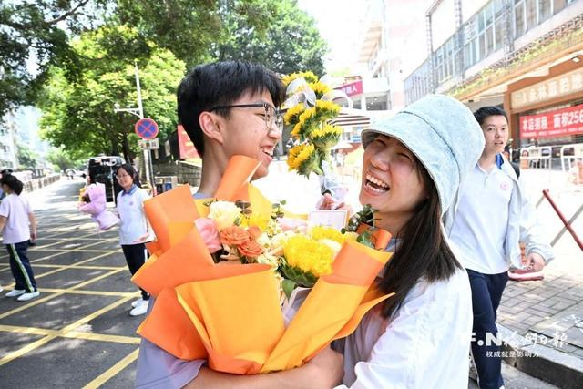 福州八中考点前，考生收到家人的鲜花，相拥欢笑。记者 叶诚 摄