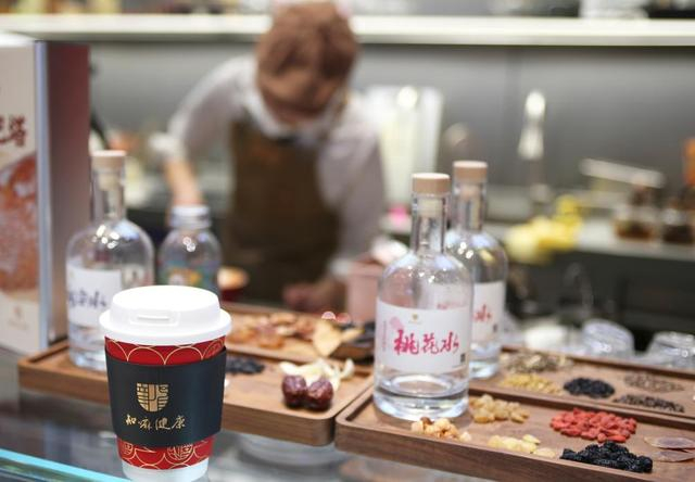 这是2025年2月25日在同仁堂知嘛健康北京正大店内拍摄的中草药草本饮品。新华社记者 朱唯希 摄