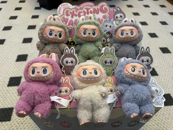 LABUBU搪胶毛绒挂件。受访者供图