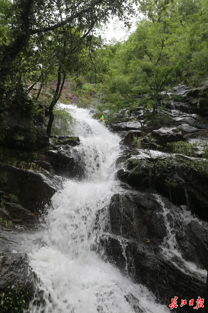 木兰山“川坳瀑布”下段，水石互激。 长江日报记者金文兵 摄