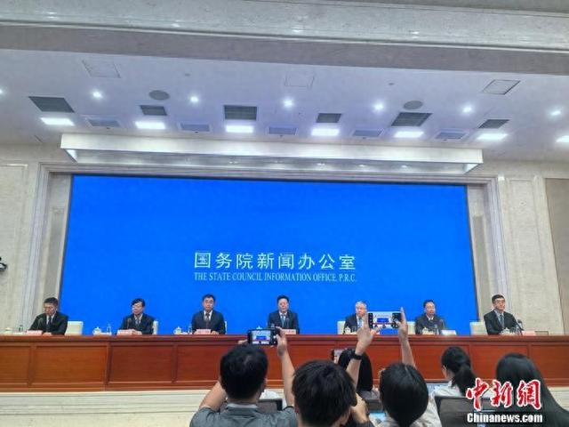 6月10日，国新办就进一步保障和改善民生有关政策情况举行新闻发布会。中新网记者 李金磊 摄