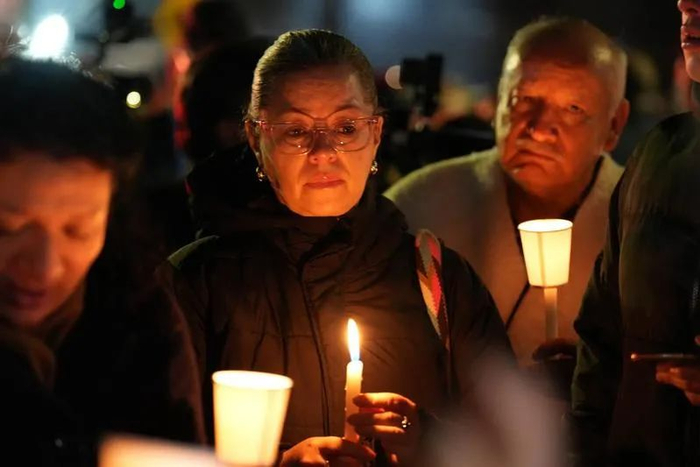 6月7日，人们聚集在乌里韦遇袭后接受救治的医院外祈祷。新华社发