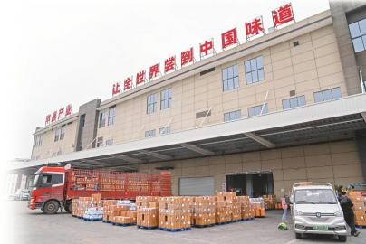六月六日，申唐食品基地里货车正在装货。四川日报全媒体记者李强摄