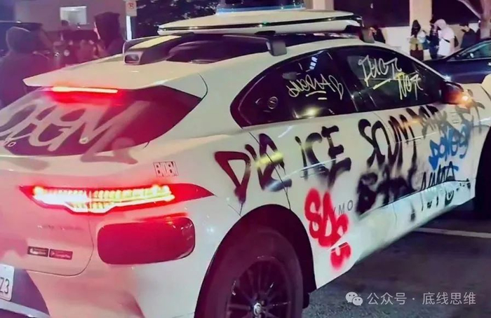 ICE执法车辆遭抗议者喷涂标语 