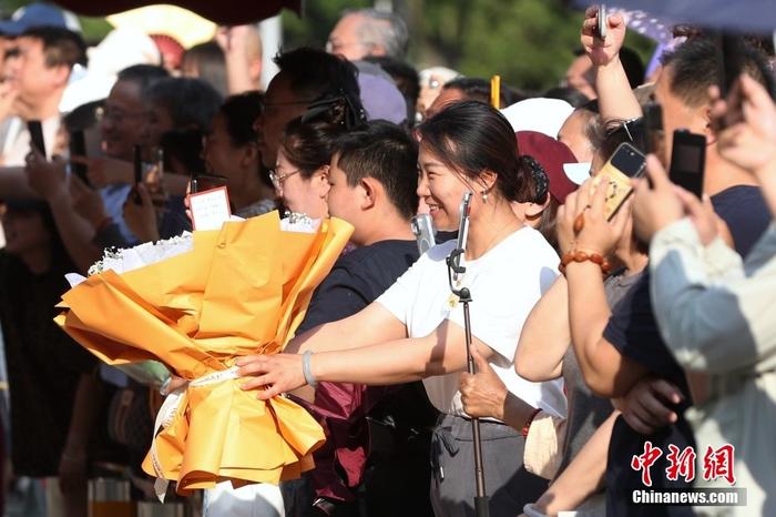 6月9日,家长在中国人民大学附属中学朝阳学校(东校区)考点外迎接考生。高考工作当日,今将结束<strong>关键字2</strong>北京部分考生高考结束。全部中新社记者 王紫儒 摄