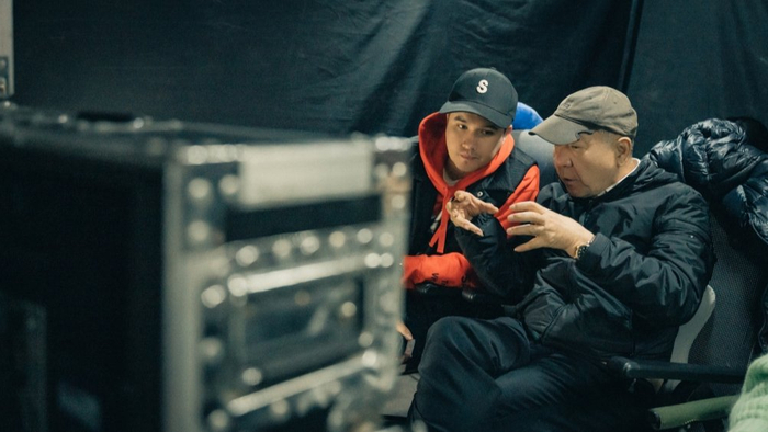 导演郑晓龙（右）、曹译文在拍摄现场