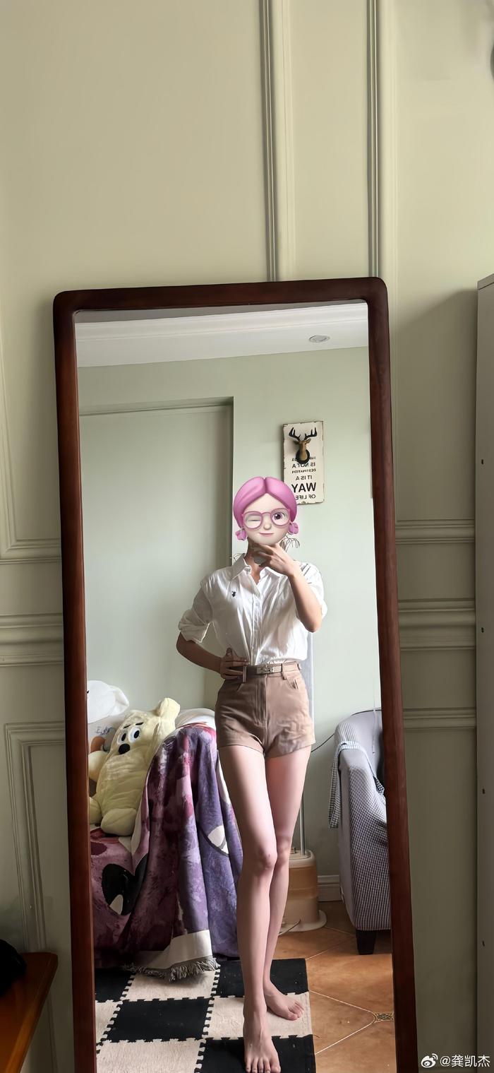 她要见暧昧对象打算一举拿下，但这四件衣服不知道应该穿哪件