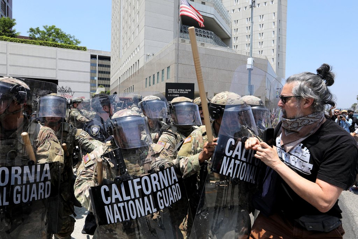     6月8日，在美国加州洛杉矶市中心的联邦执法机构门前，抗议者与国民警卫队人员发生冲突。