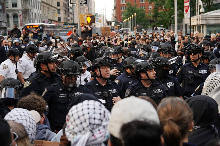 当地时间2025年6月10日，美国纽约，抗议者与纽约警察局警员发生冲突。