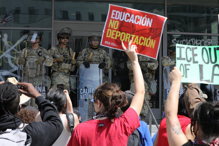 6月9日，在美国加州洛杉矶一处联邦机构建筑外，示威者与国民警卫队人员对峙。