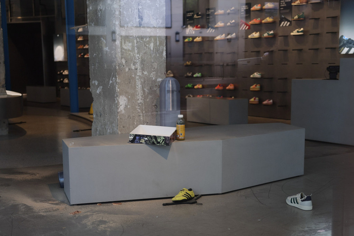 当地时间2025年6月10日，美国加州洛杉矶，一家阿迪达斯零售店的地面上散落着前一天被骚乱者抢劫后留下的少量鞋子。