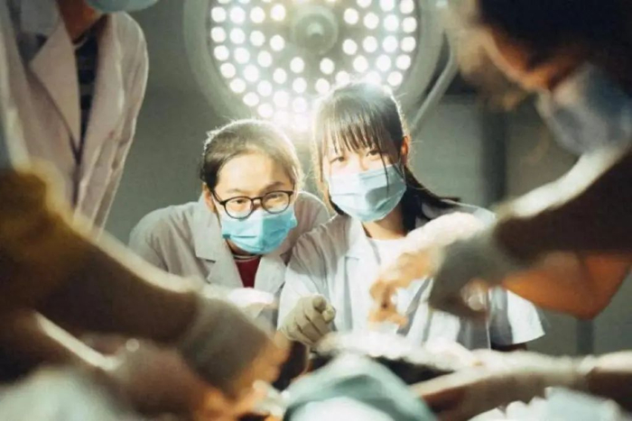 医学生们正在上课。韦献良摄