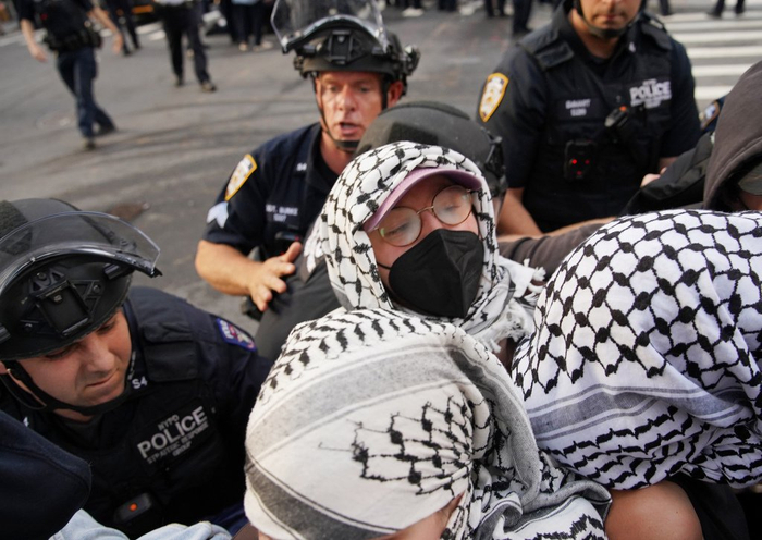 当地时间2025年6月10日，美国纽约，抗议者与纽约警察局警员发生冲突。