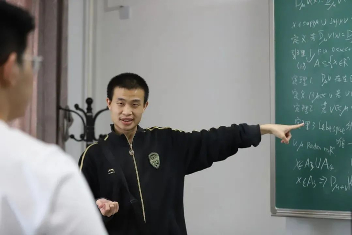 韦东奕在北大课堂上为学生们上课。（图/北京大学数学科学学院官网）