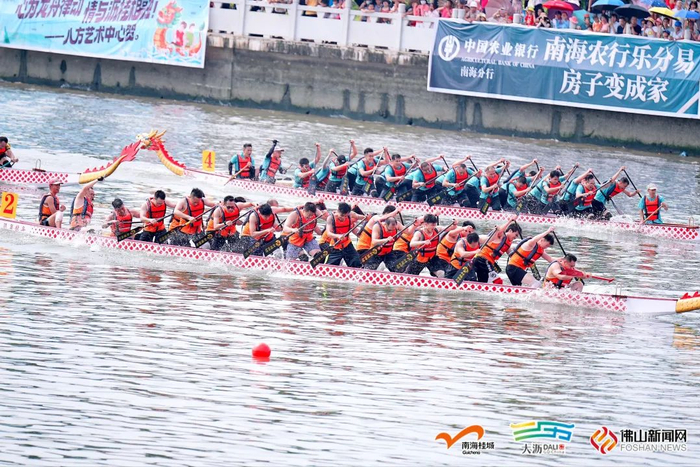 往届“沥桂一体 美丽家园”龙舟赛精彩瞬间。资料图