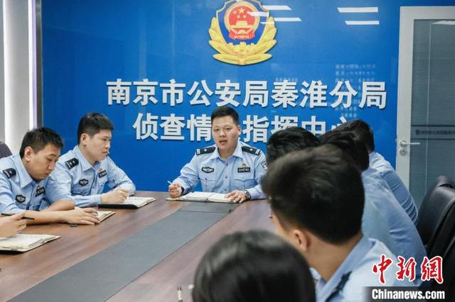 警方专案组在分析案情。南京警方供图