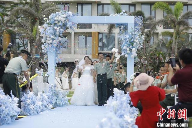 广东海警局在珠海长琴岛举办“长琴一曲·长情一生”集体婚礼。广东海警局 供图