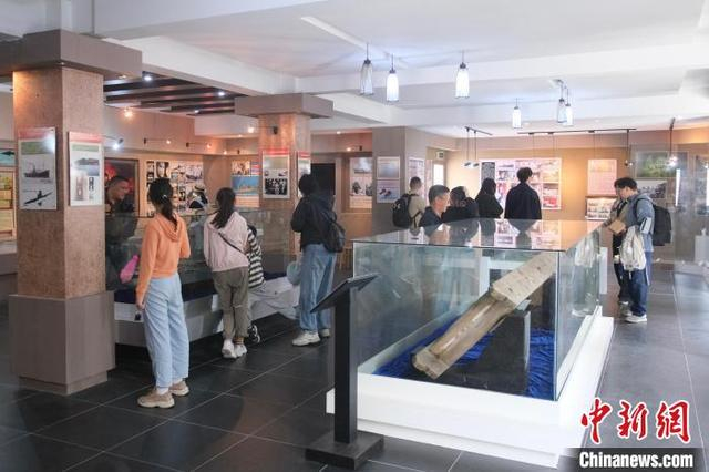 5月4日，浙江舟山，游客在东极“里斯本丸”沉船事件纪念馆内参观。曹丹 摄