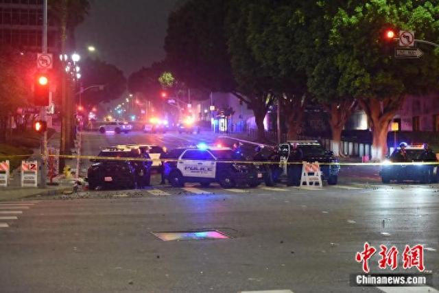 当地时间6月9日凌晨，美国加利福尼亚州洛杉矶市中心全部戒严，大量全副武装的警察在街头通宵警戒。 中新社记者 张朔 摄
