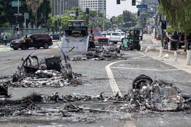 当地时间2025年6月9日，美国加州洛杉矶，被焚毁的车辆已被移走。视觉中国 图