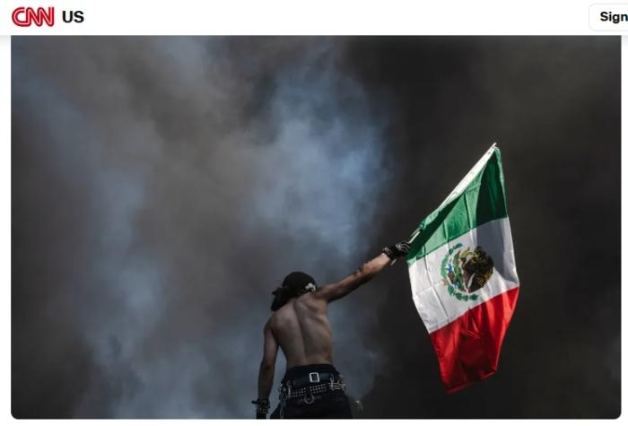 洛杉矶抗议民众挥舞墨西哥国旗。图/美国有线电视新闻网