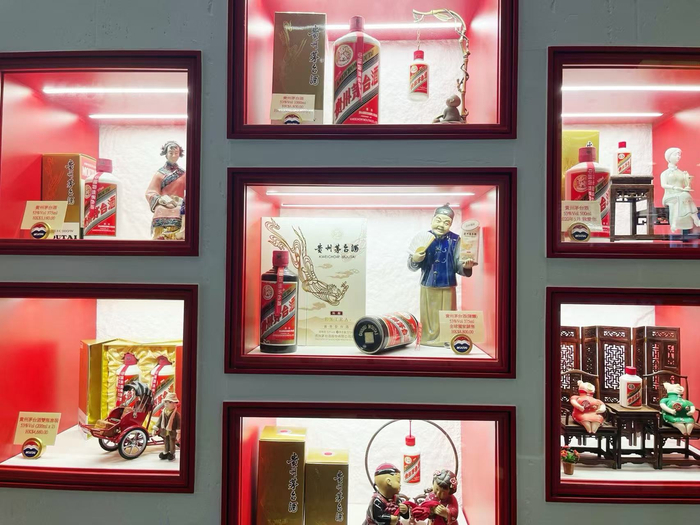 贵州茅台香港专卖店内展陈的茅台酒与中国传统文化相结合/图片来源：界面新闻 武冰聪