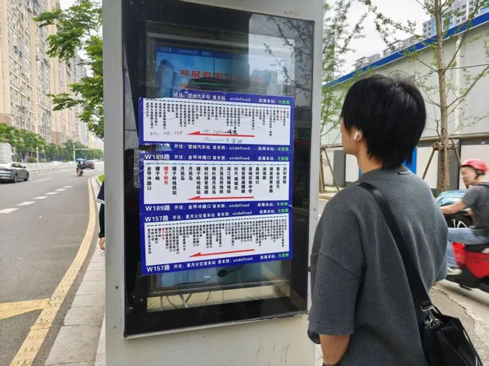 在罐子岭东公交站台。长沙晚报全媒体记者 何乐 摄