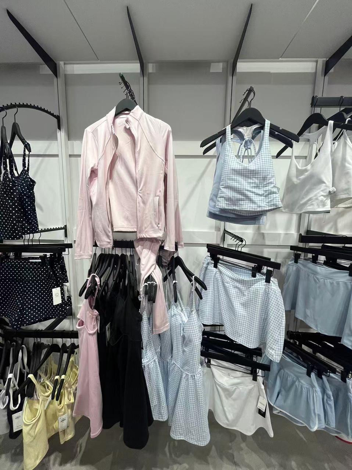 “神似”lululemon Define的外套，受访者供图，摄于hollister门店