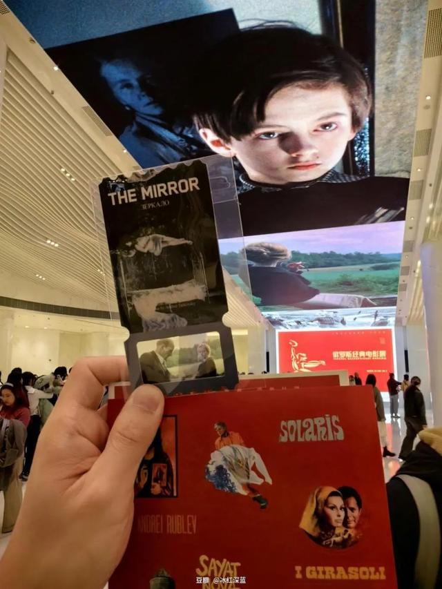 “以迷影为依托的小小收藏癖，同展映片单的‘正餐’一道，构成了上海影展文化的独特风景。”
