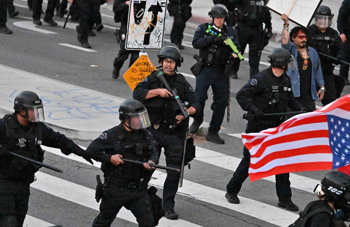 当地时间2025年6月10日，美国加州洛杉矶，宵禁生效后，大量抗议者仍滞留市中心，防暴警察在街头清场。