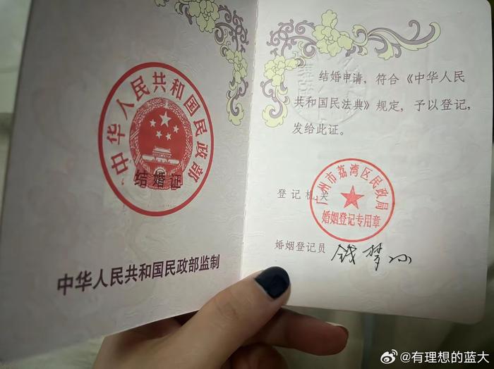 结婚登记处的工作人员是不是要练字啊？签名好好看！